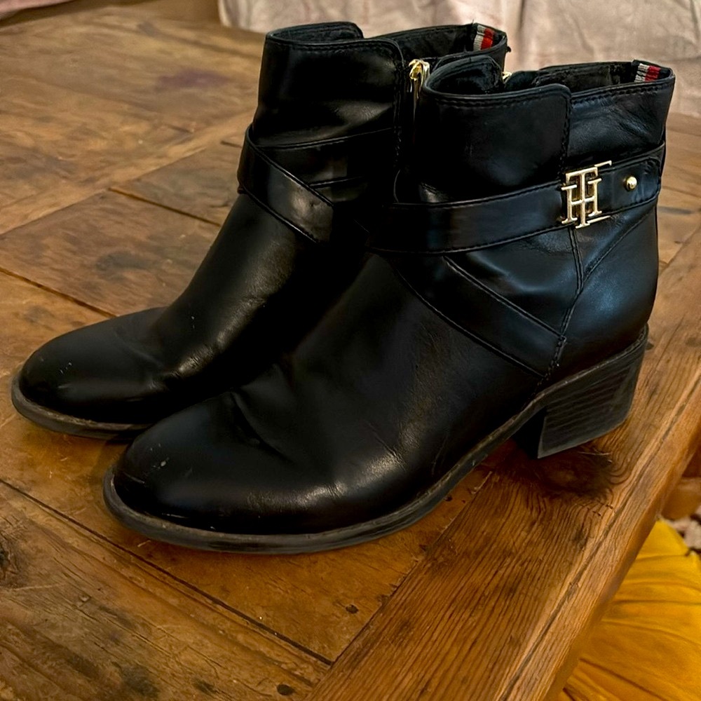 Tommy Hilfiger Black Ankle zipper boots 7M with Gold Emblem - Picture 5 of 16